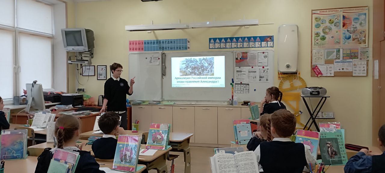 Занятия в рамках осенней Недели психологии провели в начальной школе ученики психолого-педагогического класса.