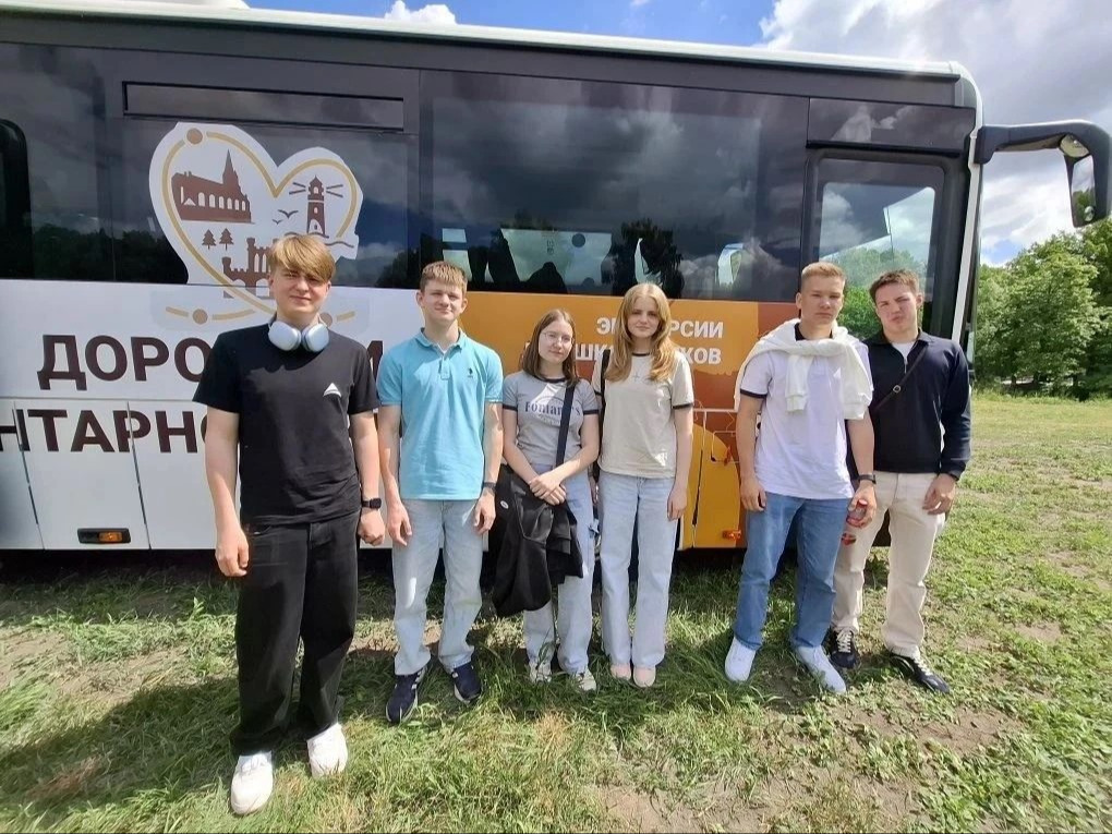 Торжественное открытие смены летнего трудового лагеря в парке Победы в г. Черняховске.