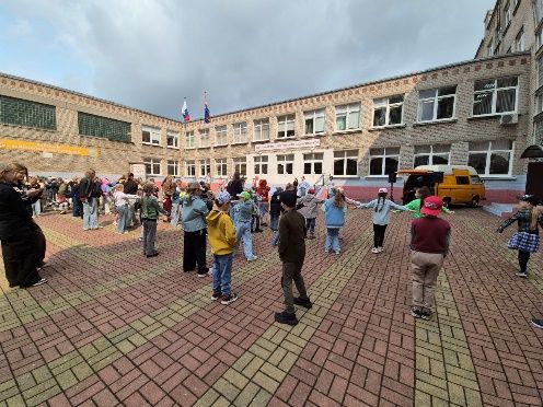Первые дни летнего пришкольного лагеря.