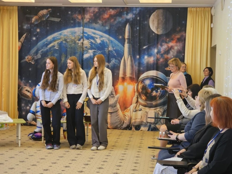 Юные инженеры из 8И класса выступили экспертами «КосмоФеста» для дошкольников..