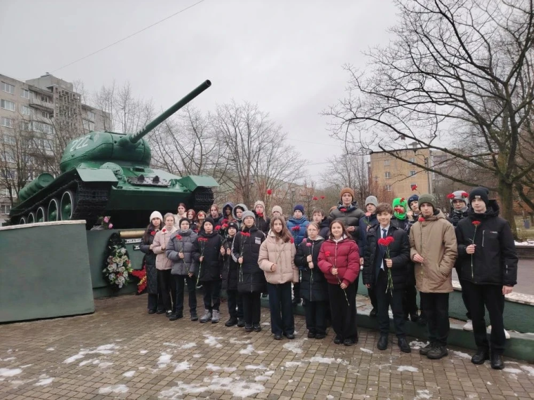 3 декабря в рамках декады, посвященной Дню Героев Отечества,  учащиеся 6д психолого-педагогического класса и 9е туристического класса  отправились на возложение..