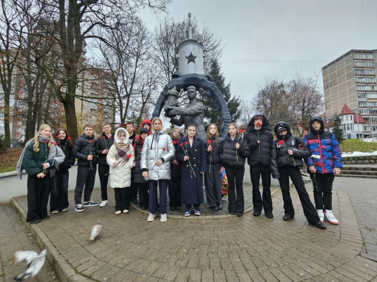 3 декабря в рамках декады, посвященной Дню Героев Отечества,  учащиеся 6д психолого-педагогического класса и 9е туристического класса  отправились на возложение..