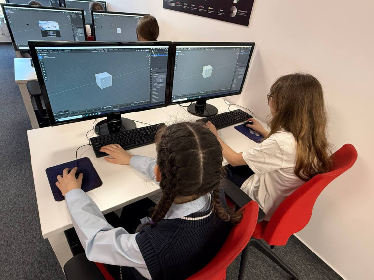 Учащиеся 6В класса погрузились в мир 3D-моделирования на мастер-классе в Академии «Цифра».