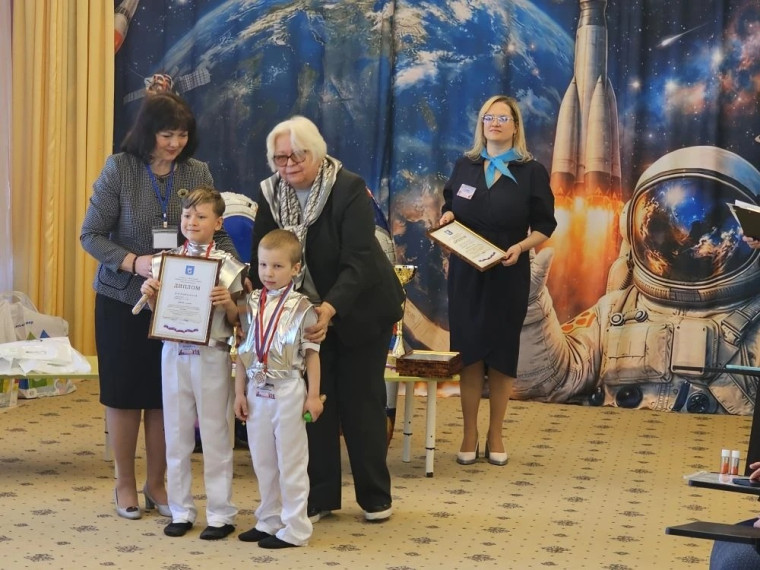 Юные инженеры из 8И класса выступили экспертами «КосмоФеста» для дошкольников..