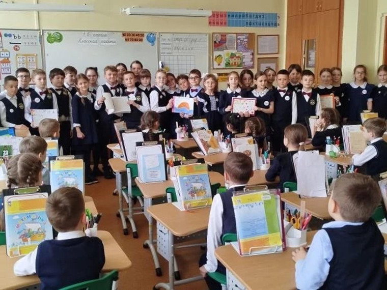 Младшие школьники 3 Б класса под руководством Кочкиной Т.В. активно работали над коллективным проектом " История имени"..