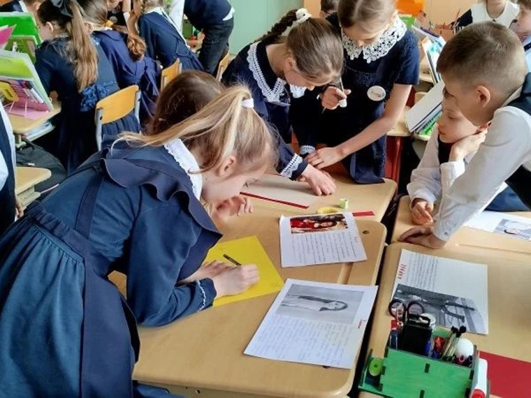 Младшие школьники 3 Б класса под руководством Кочкиной Т.В. активно работали над коллективным проектом " История имени"..