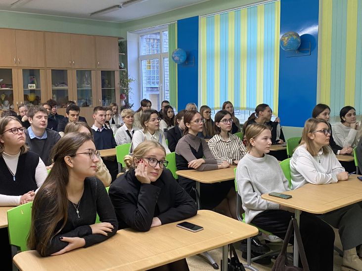 Встреча обучающихся 10-11-х классов МАОУ гимназии №32 с представителями Санкт-Петербургского гуманитарного университета профсоюзов.
