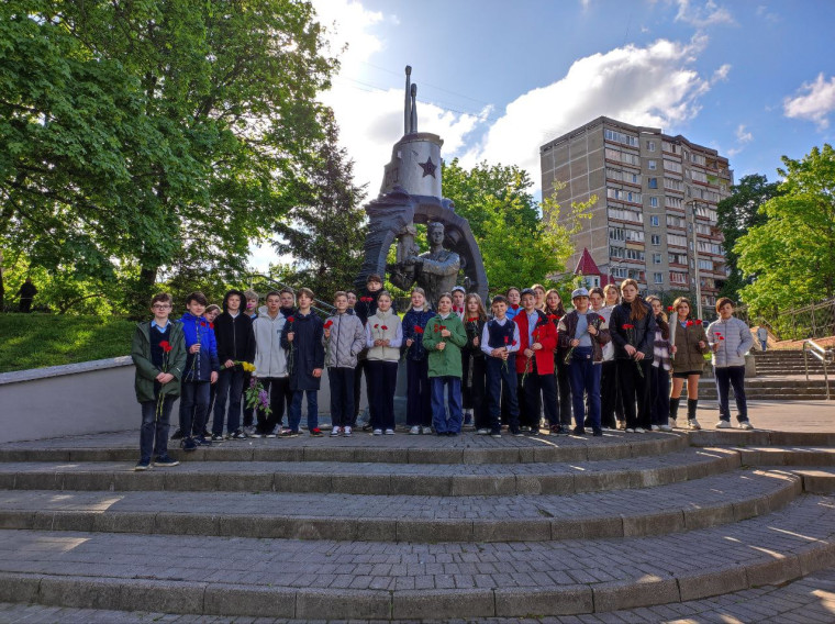 Возложение цветов к памятнику А.И. Маринеско и памятнику «Нормандия-Неман».